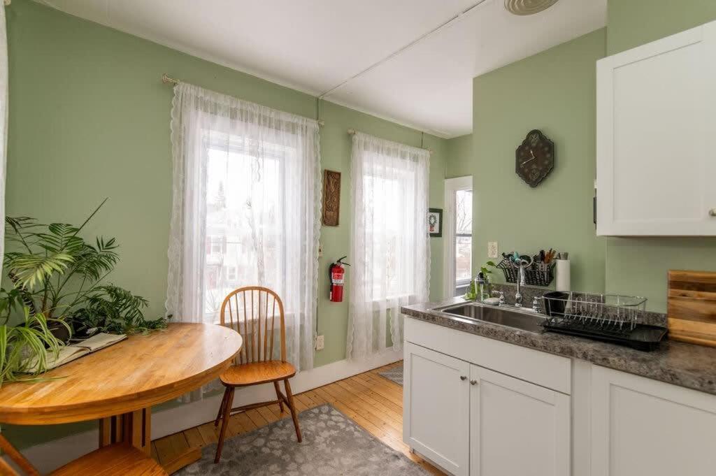 Centrally Located With Lake Views Берлингтон Экстерьер фото