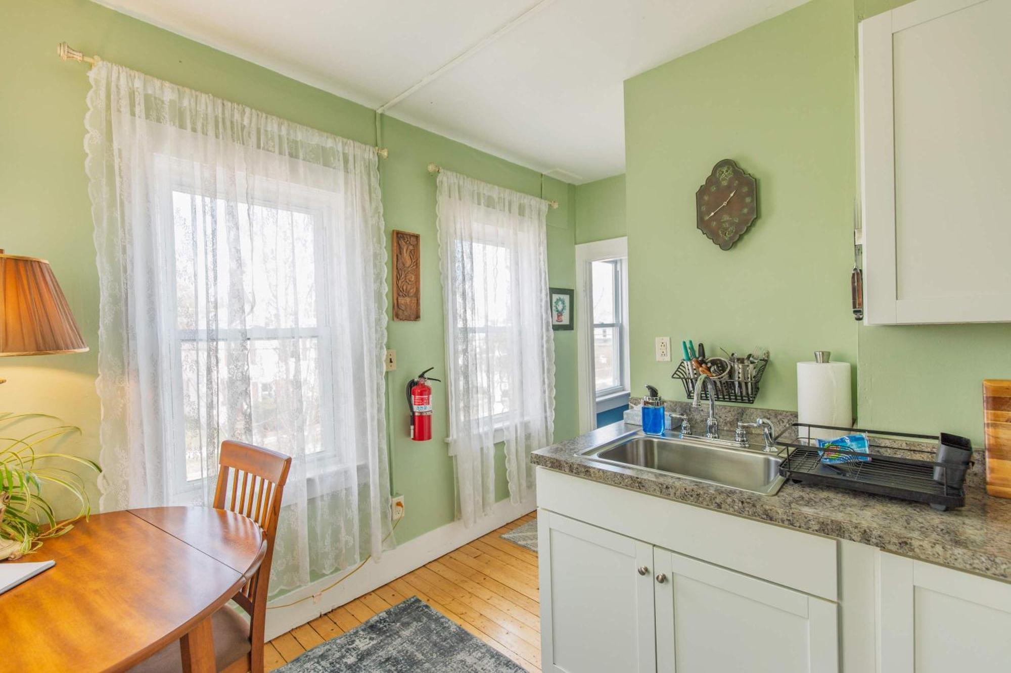 Centrally Located With Lake Views Берлингтон Экстерьер фото